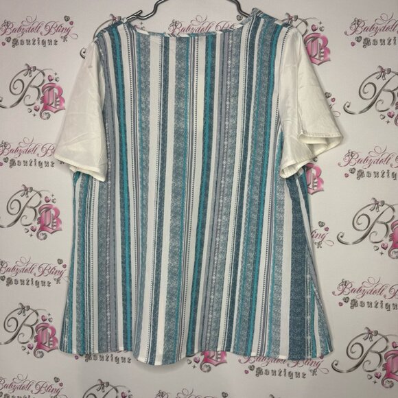 Bloomchic Tshirt top blue white striped v neck light weight style beach 🏖️ vibe - Picture 8 of 8
